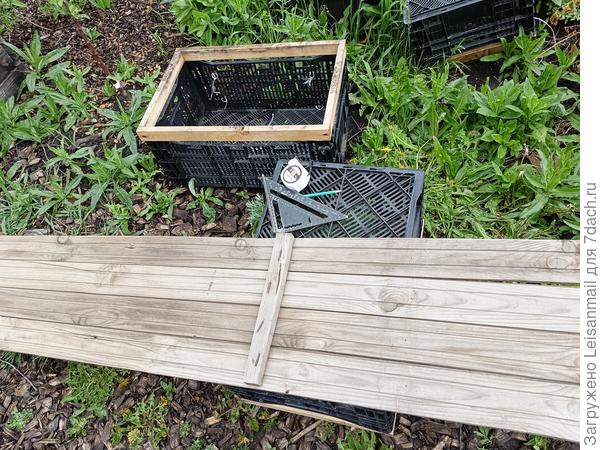 У меня есть 5 вот таких ящиков, а у мужа лежала вагонка, ей раньше были подшиты свесы дома. У меня в голове тут же сложился план входной группы огорода, люблю когда красиво, функционально и бюджетно.