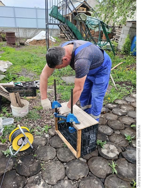 Моя помощь сводилась только к поддержанию морального духа) В остальном ему помогали его инструменты: саморезы, шуруповёрт, угольник, карандаш, струбцины