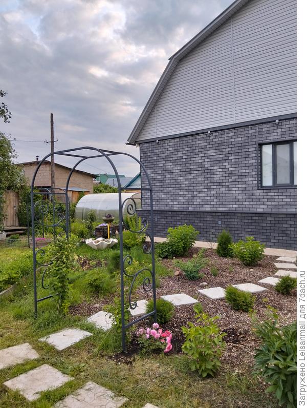 Вид от входа на участок.