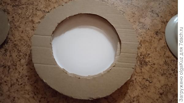 Вырезаю две такие бараночки  и склеиваю их между собой