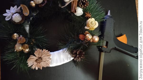 При помощи клея-пистолета зафиксировала декоративные элементы