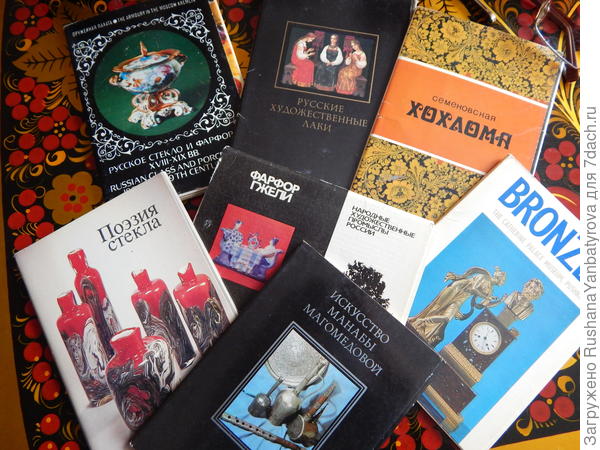 Прививала чувство прекрасного детям через эти открытки.