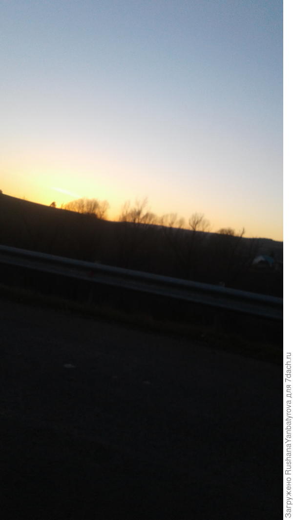 колесом за сини горы солнце тихое скатилось..