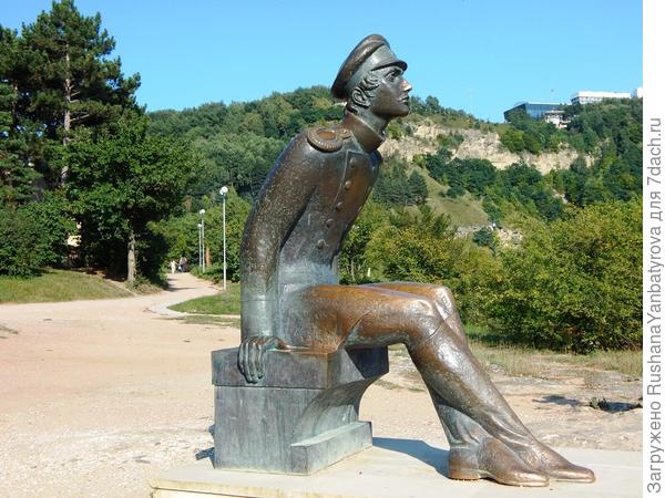 Памятник Лермонтову.