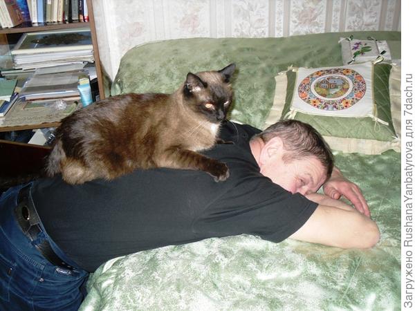 Кто кого лечит, я не знаю, но оба довольны!