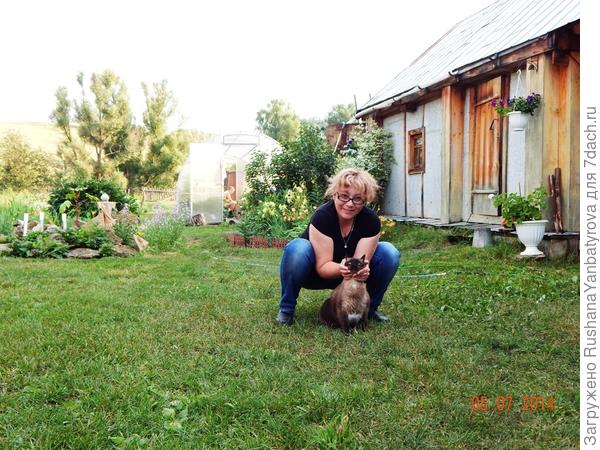 А дочь брала его за мордашку так, чтобы не кусался.