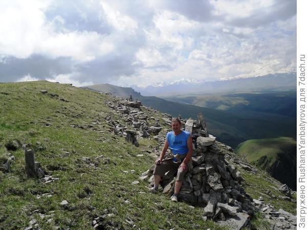 На священных камнях.