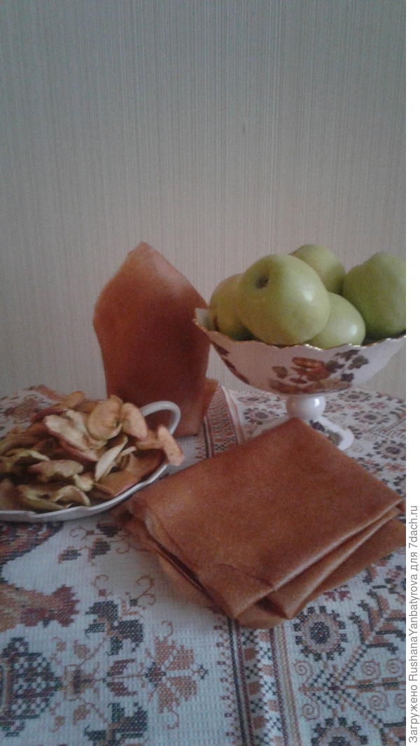 Насушила детям и себе пастилы и самих яблочек. А варенье и компоты уже в хранилище.