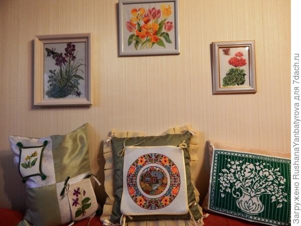 Мои вышивки, а бело-зеленая - дочерина.