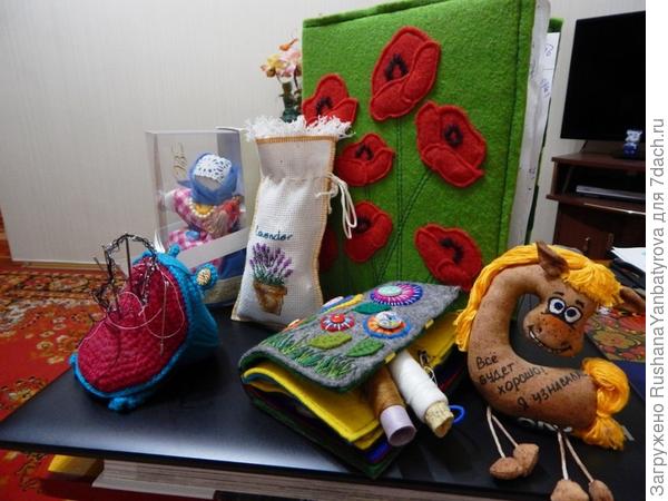 Подарки от моей дочери. Самый любимый - блокнот для дачных записей.