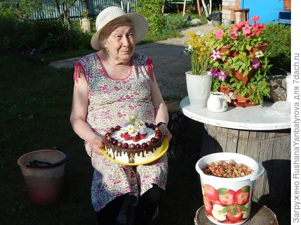Наша бабулечка на даче.