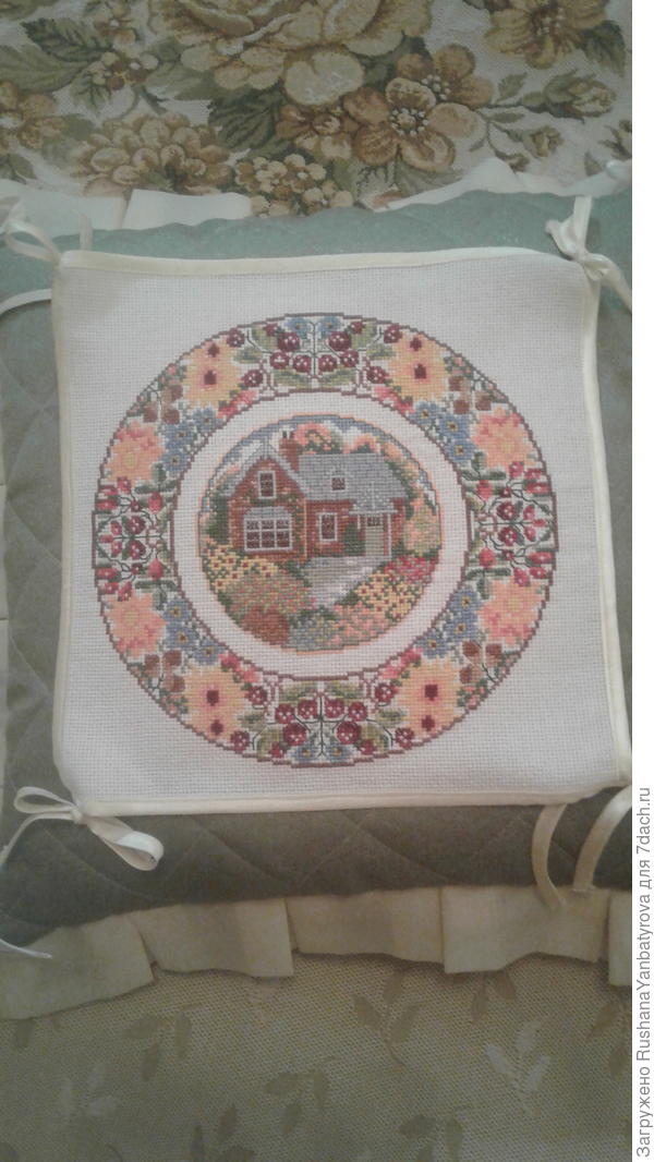 Эту вышивала для подушки.