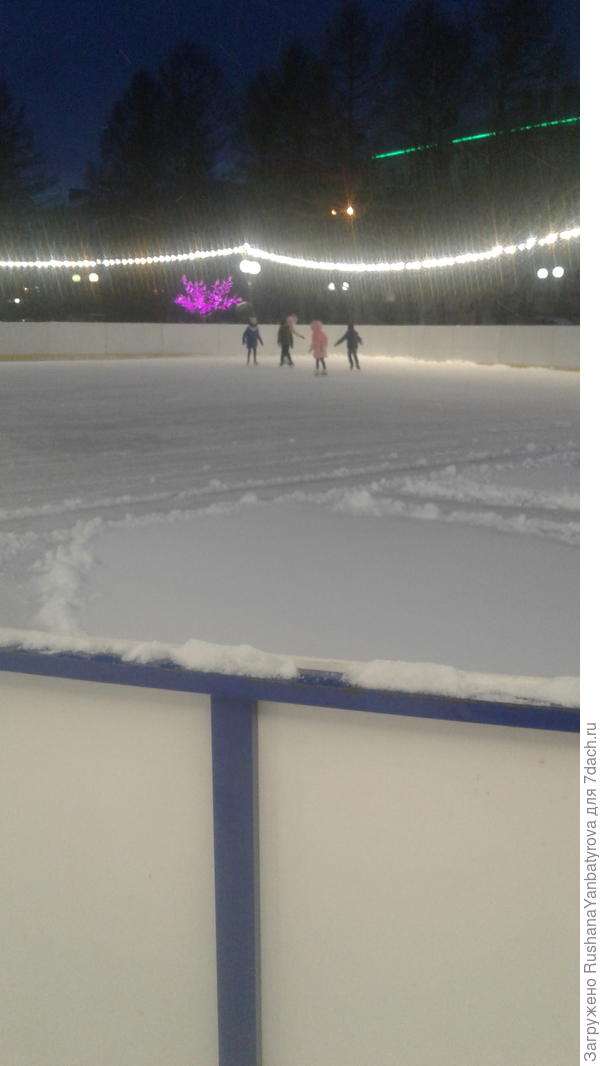 Каток на площади. Мальчики чистят,девочки катаются.