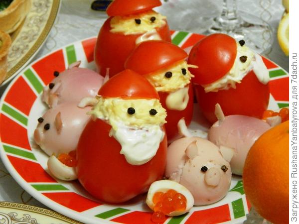 Деды Морозы в компании Свинок-2019.