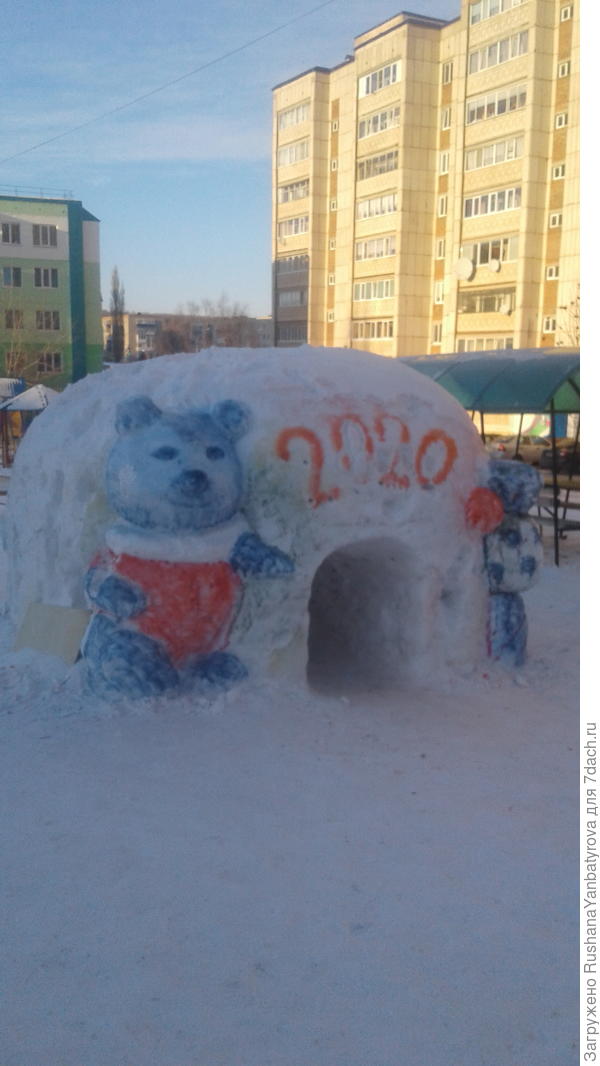 Во дворах вырубают снежные фигуры.