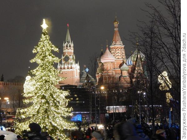 На входе в парк Зарядье.