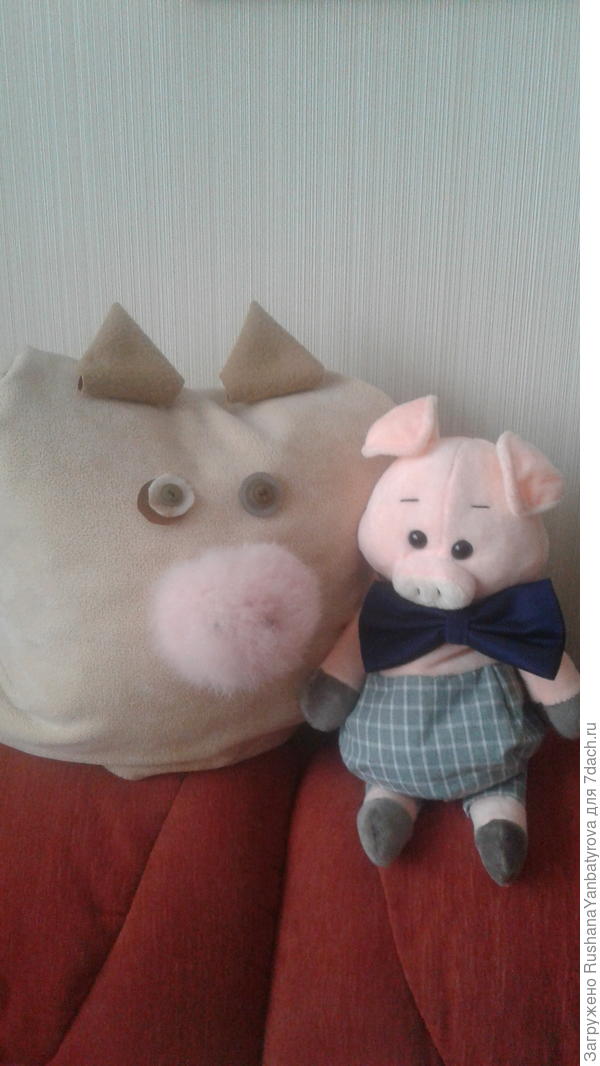 Эта однотонная думка каждый год превращается в очередной символ года.