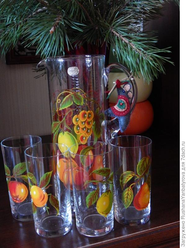 Этот очень красивый набор мне подарили коллеги на новоселье в году примерно 1980, раздобыв на базе ОРСа. Так жалею, что два стакана разбились.