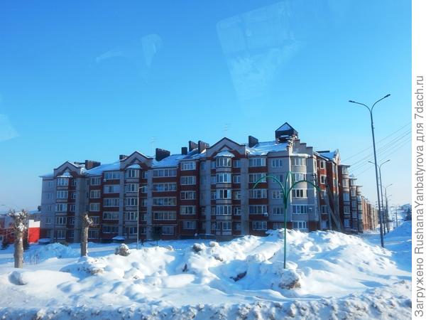 Выезжаем из города мимо нового микрорайона.