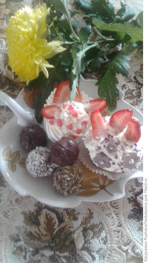 Конфеты от Лены и пироженки от моей дочери к празднику!