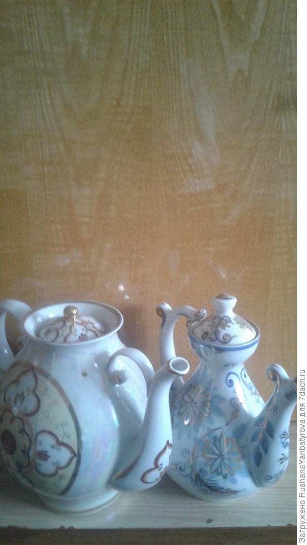 Справа чайничек из Кисловодска - знаменитый кисловодский фарфор.