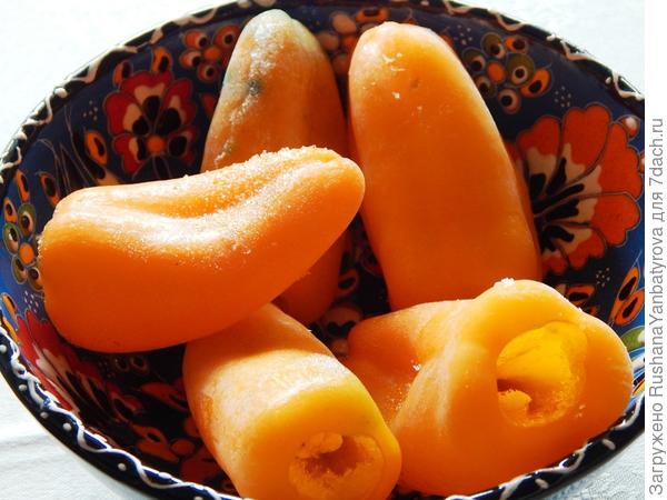 А я дарю вам замороженный перчик! Угощайтесь!