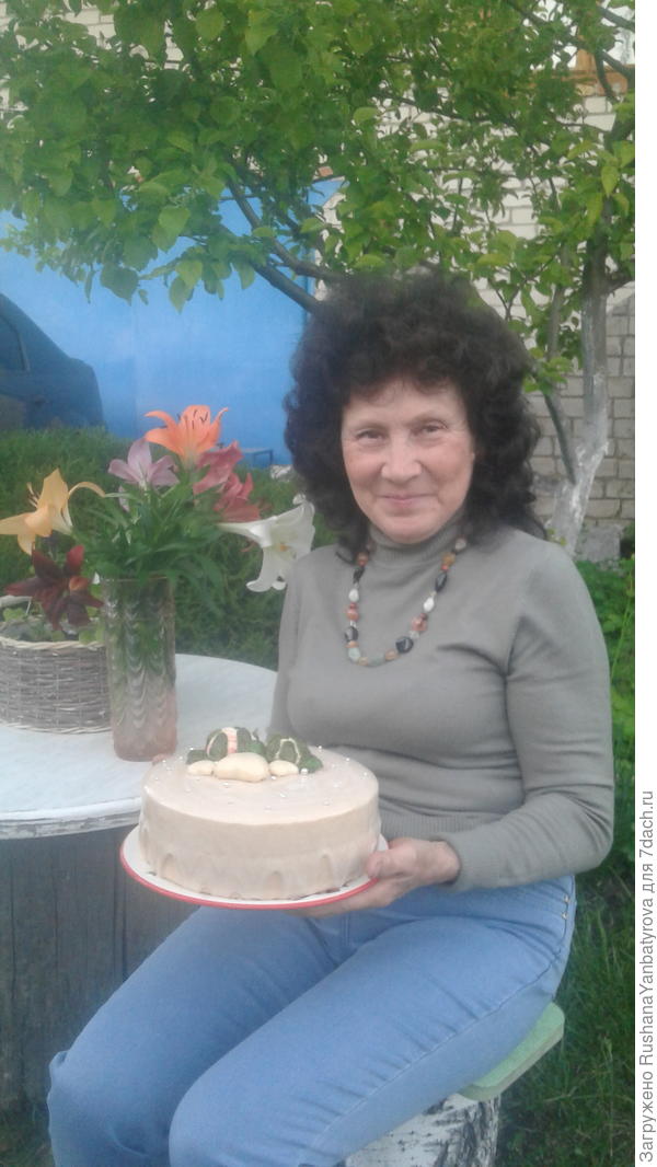 Это я вчера вечером перед подачей торта от дочери моим гостям.