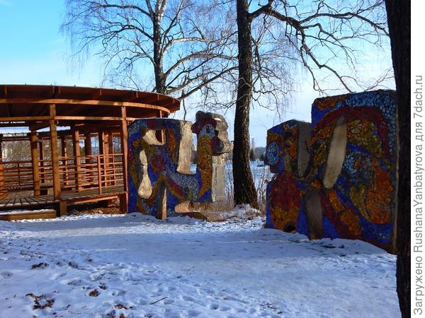 Уже совсем на выходе из парка оборудовали смотровую площадку, с которой приятно посмотреть на пруды и город.