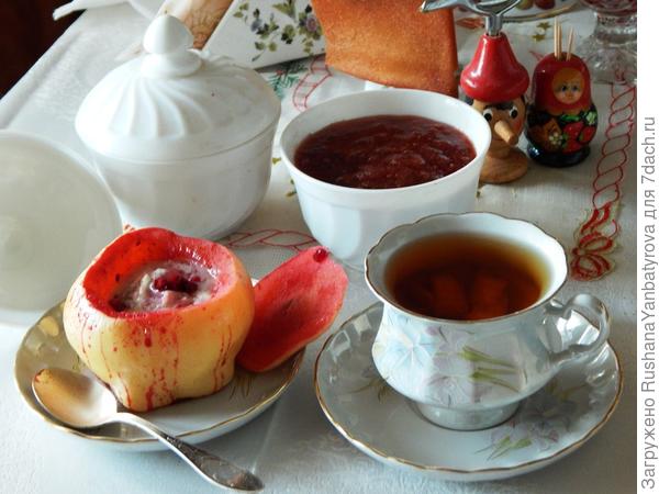 А потом айва с брусникой и деревенской сметанкой, да чаек с... Нет, не с пирогом. Низзя! А можно пару ложечек клубничного джема!