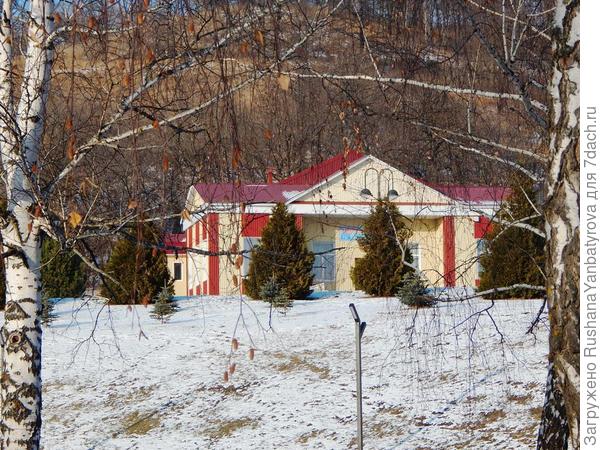 Рядом со спорткомплексом историческое здание. Первый клуб города, клуб "Нефтяник", а теперь детская лыжная спортшкола и лыжная база.