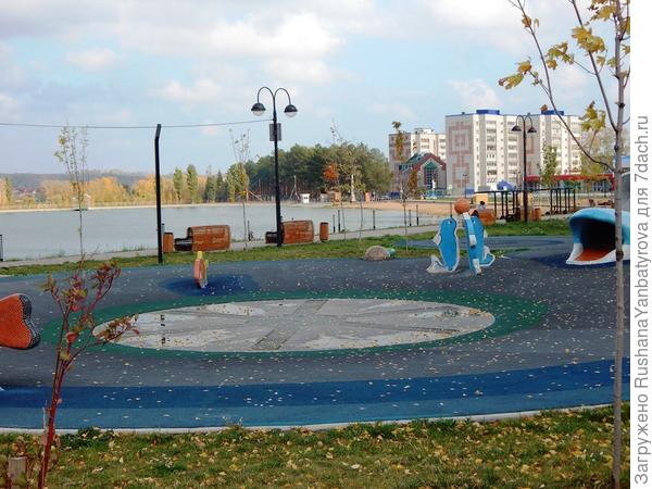 Детская площадка у пруда и часть пляжа.