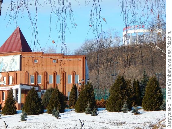 У подножия холма спорткомплекс моего родного нефтяного предприятия,а на холме - белоснежная ротонда. Это визитная карточка города.