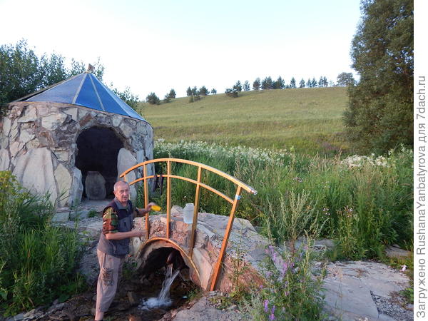 А вот и он. Сюда многие горожане за водицей приезжают.Наберем и мы, да возьмем её с собой в лес.