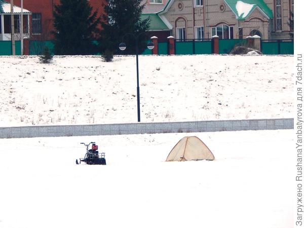 На пруду сидит рыбак, а рыба не ловится никак!