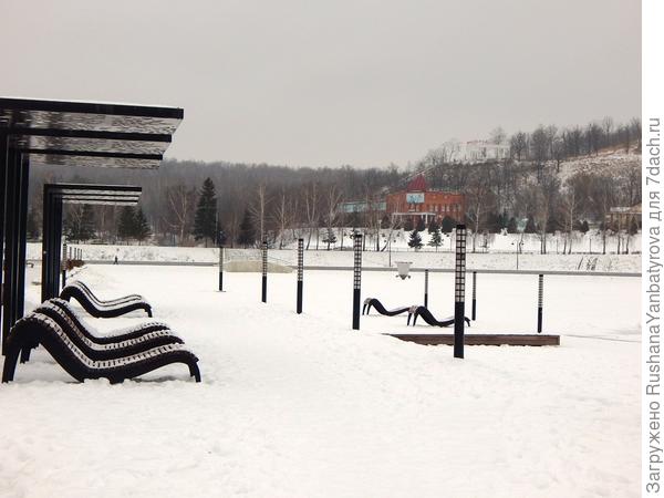 Дремлет пляж под снежком. Во сне лето видит он!