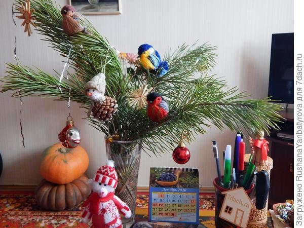 Тыквы в зале.