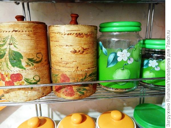 Берестянки очень старые. Маленькая для соли когда-то подпалилась у костра. В стекле ягоды лесние и боярышник.