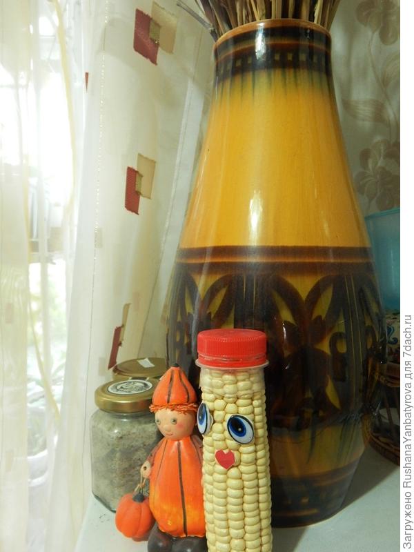 В вазе сухоцветы на кухне.