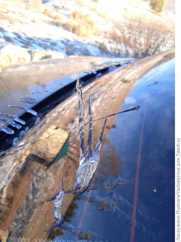 А эти пальцы Кащея сотворил Морозко на заднем стекле машины.