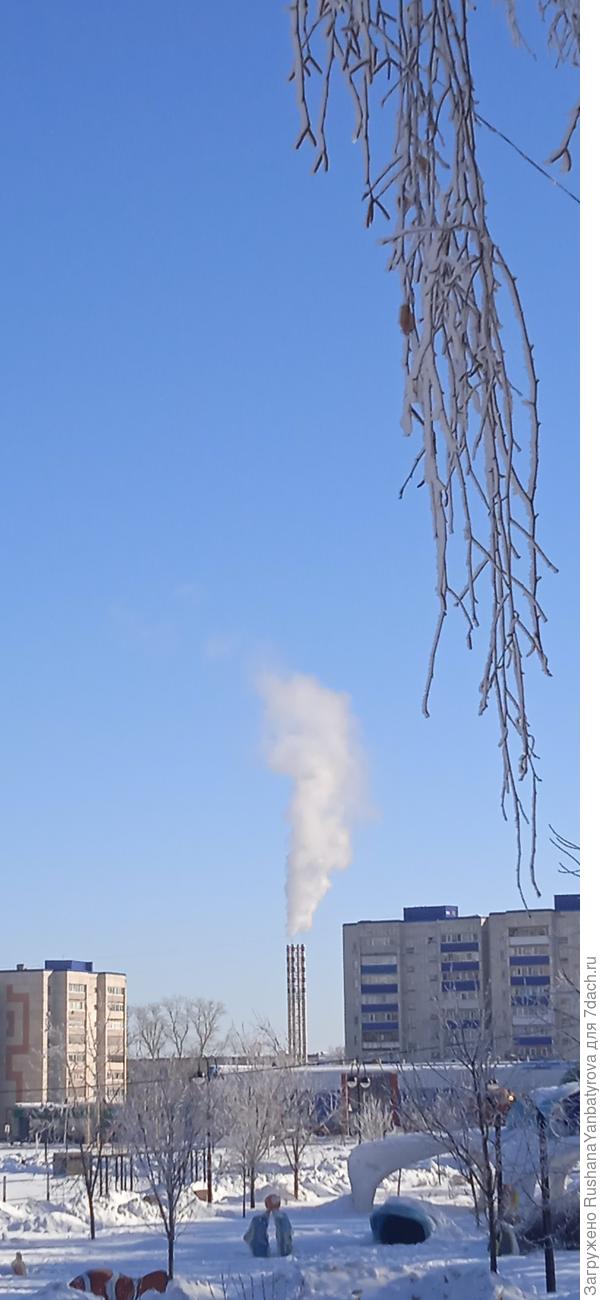 Вышел дым из трубы, огляделся вокруг и увидел вдали ясный солнечный круг! Постоял, повздыхал:" далеко до небес! ", - и, подумав чуть-чуть, вверх тихонько полез!