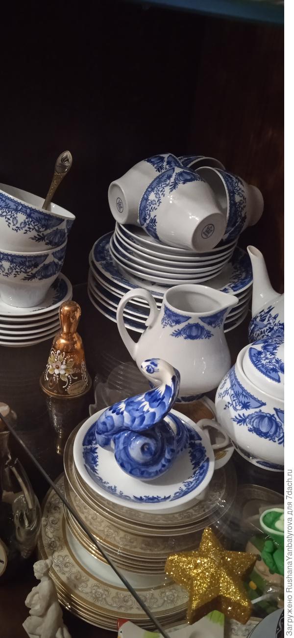 Это сервиз, подаренный мамочке на её 55-летие. Родителей уже нет, а сервизу 42 года. зу