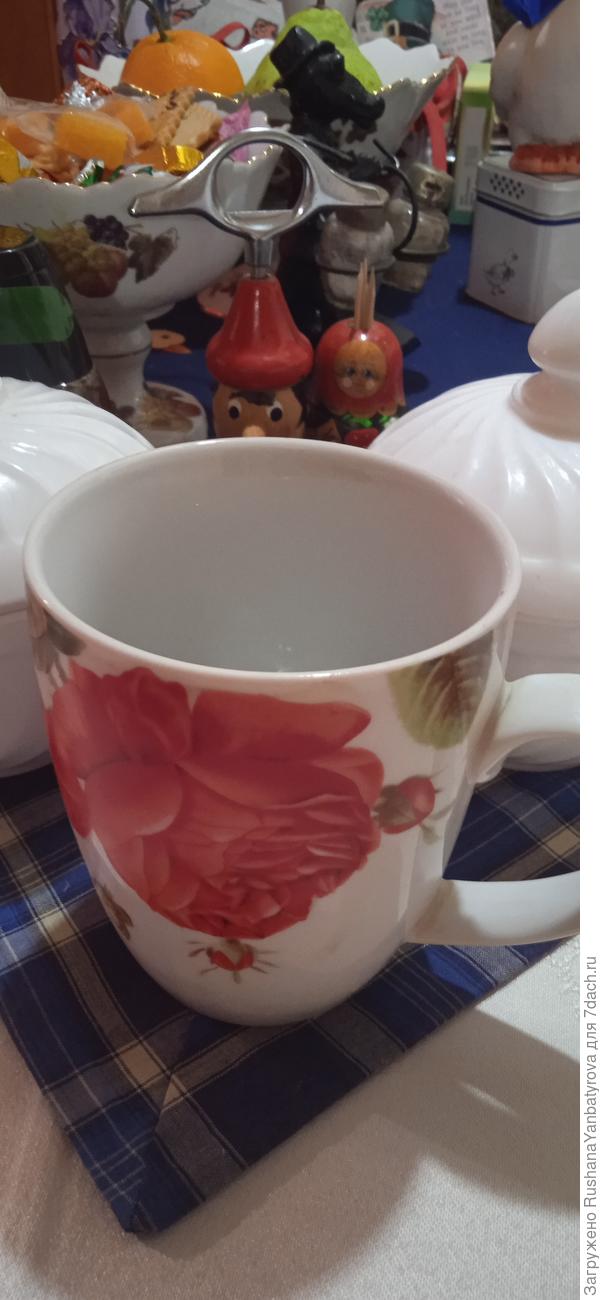 Один из поминальных бокалов. Дорог тем, что мама моей подруги преподавала нам географию в детстве