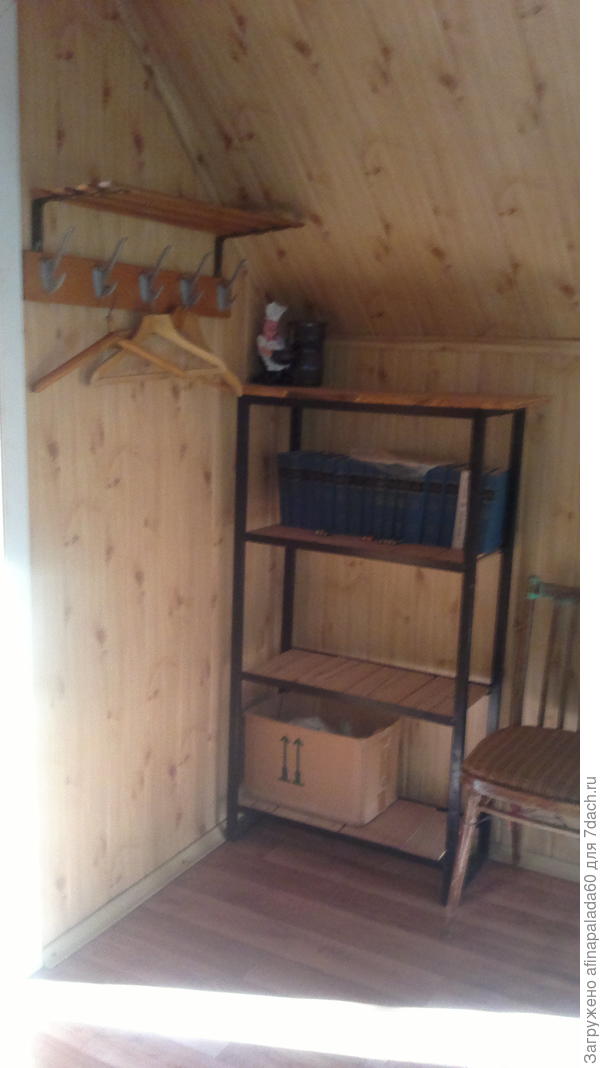 Стелаж,вешалка.