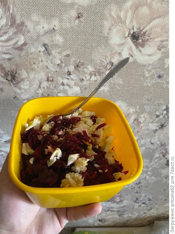 После чего добавляем два продавленных зубчика чеснока