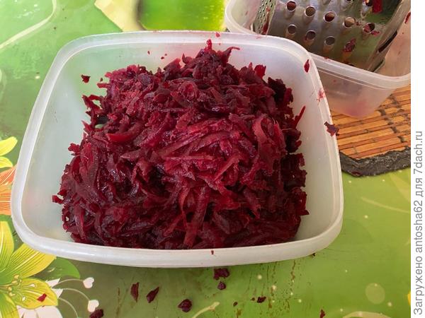 Параллельно с чем отвариваем яйца