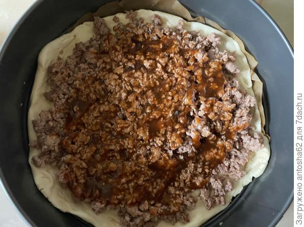 Смазываем фарш соусом барбекю
