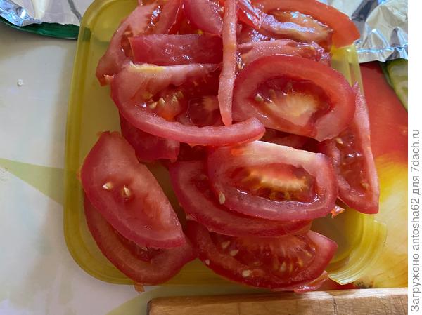 Таким же образом нарезаем томаты и полукольцами лук