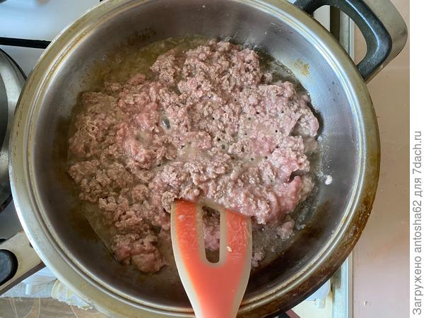 В процессе обжаривания разбиваем фарш на более мелкие кусочки