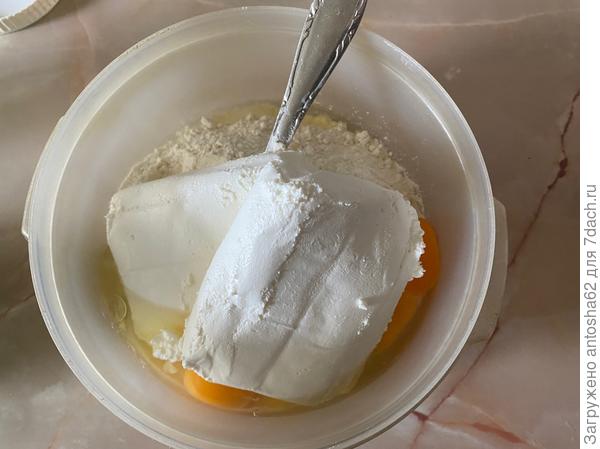 Затем в массу добавляем соду, погашенную яблочным уксусом