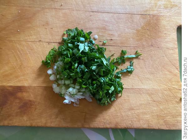 Нарезаем зелень